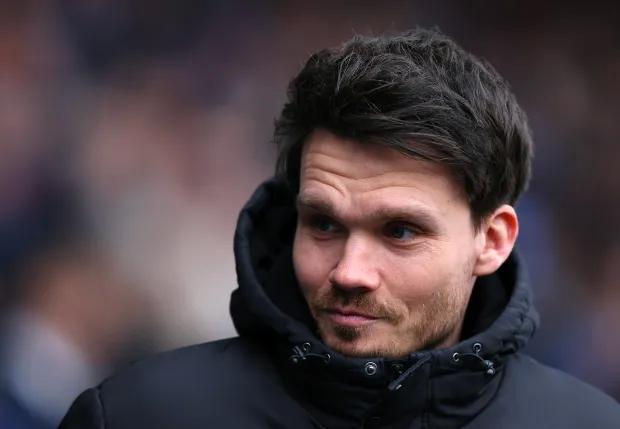 总监凯文, 谈判陷入僵